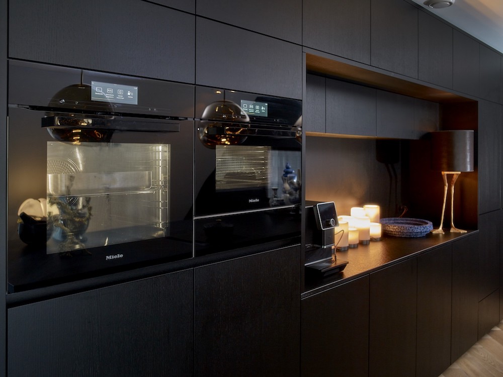 FotoPrachtige zwarte keuken uitgelicht